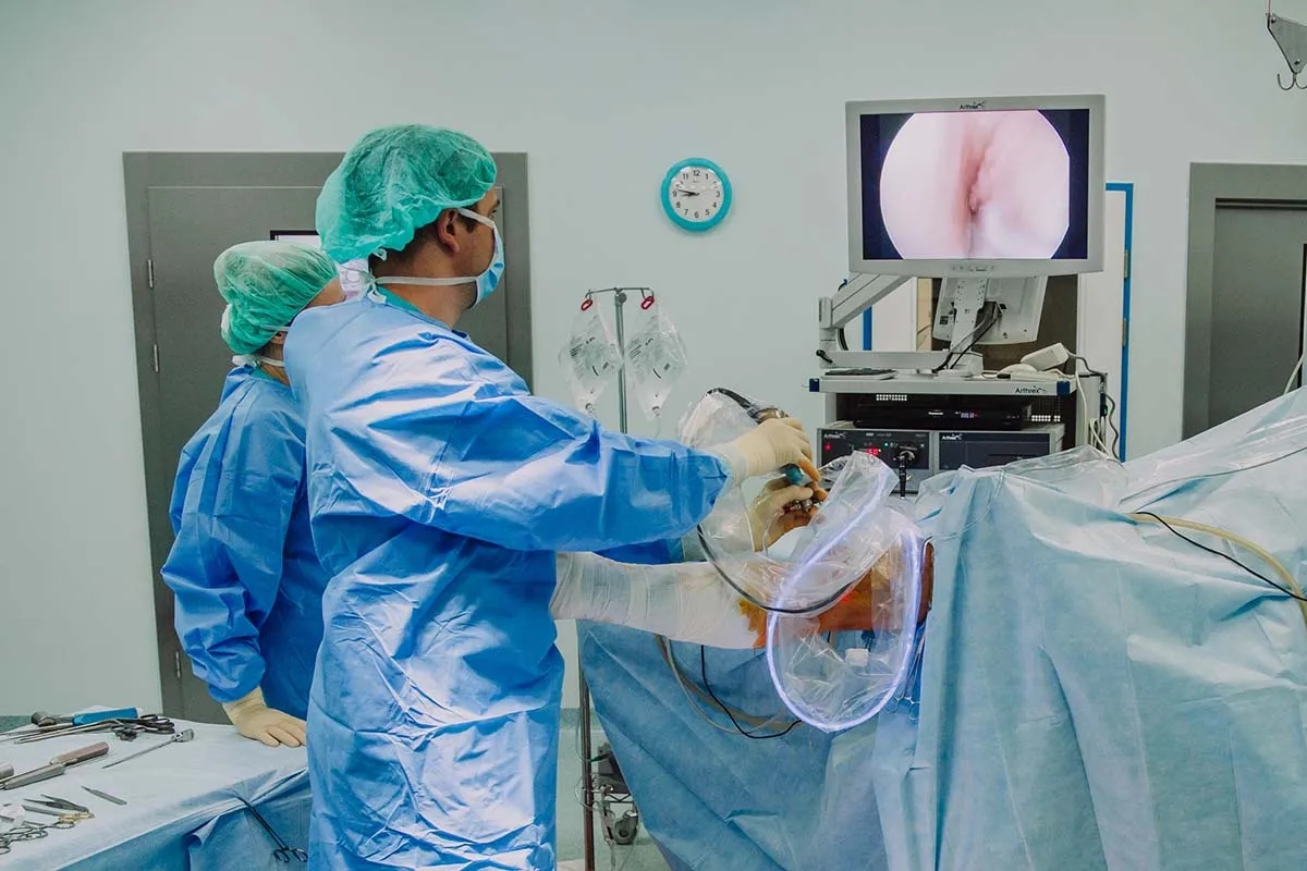 Artroskopia barku NFZ – gdzie najszybciej uzyskać pomoc?