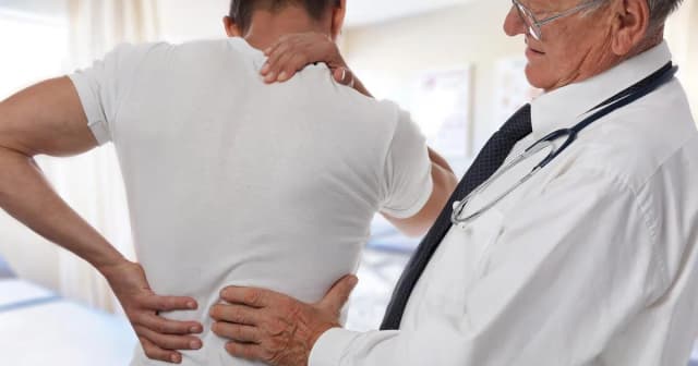 Jaki lekarz pomoże w reumatoidalnym zapaleniu stawów? Sprawdź!