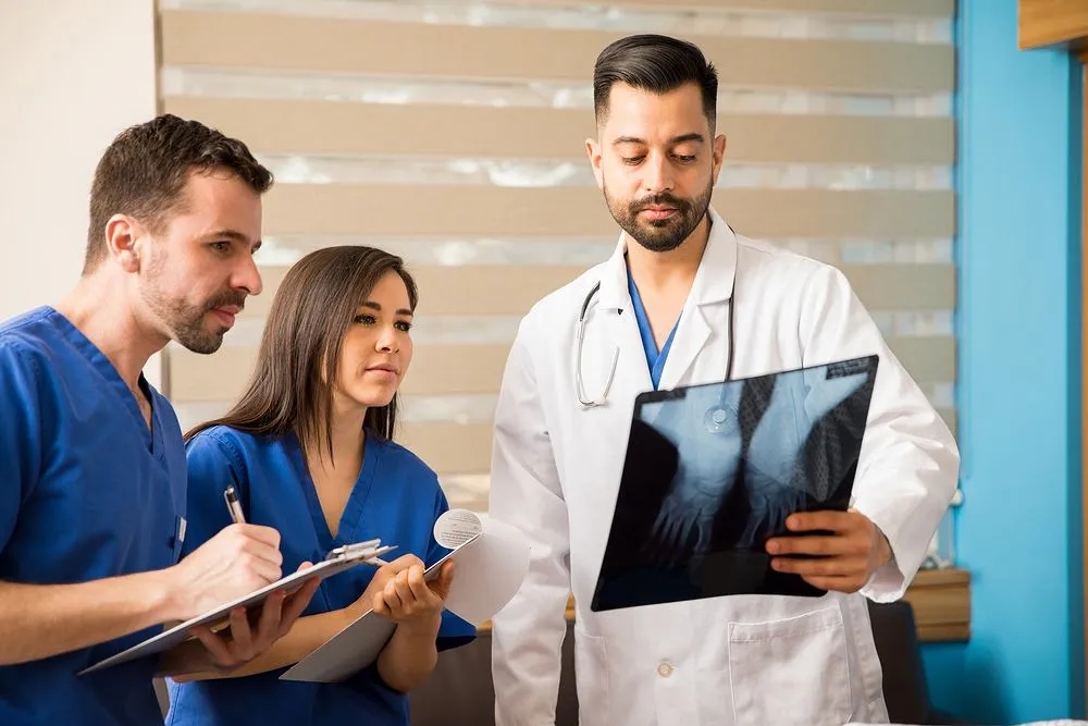 Kim jest lekarz rezydent? Rola, obowiązki i ścieżka kariery